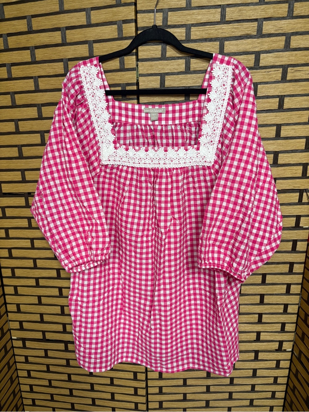 Woman within pink and white plaid top size 18/20